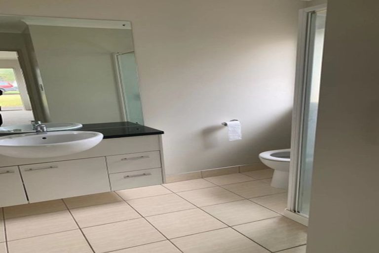 Photo of property in 16 Speyside Crescent, Flat Bush, Auckland, 2016