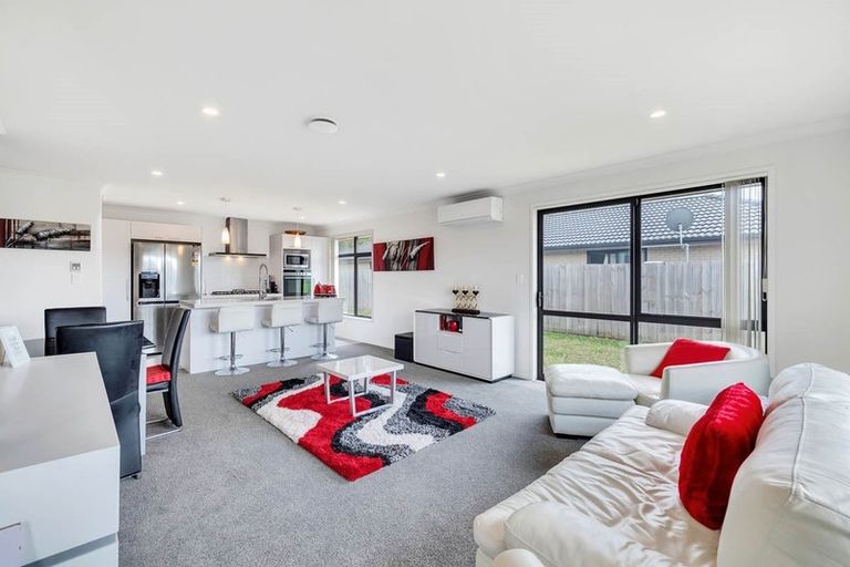 Photo of property in 13 Dumas Place, Rosehill, Papakura, 2113