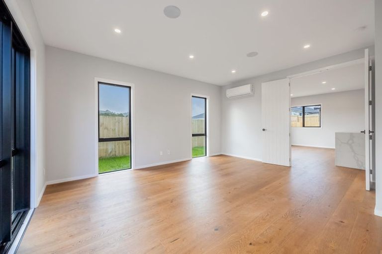 Photo of property in 15 Mcindoe Road, Kumeu, 0810