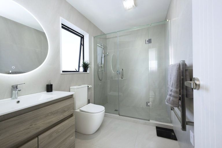 Photo of property in 18c Edgware Road, West Harbour, Auckland, 0618