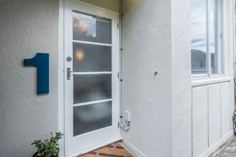 Photo of property in 1/127 Queens Drive, Lyall Bay, Wellington, 6022