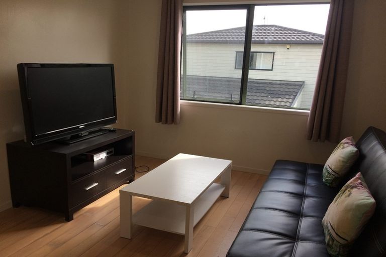 Photo of property in 2/5 Kilham Avenue, Northcote, Auckland, 0627