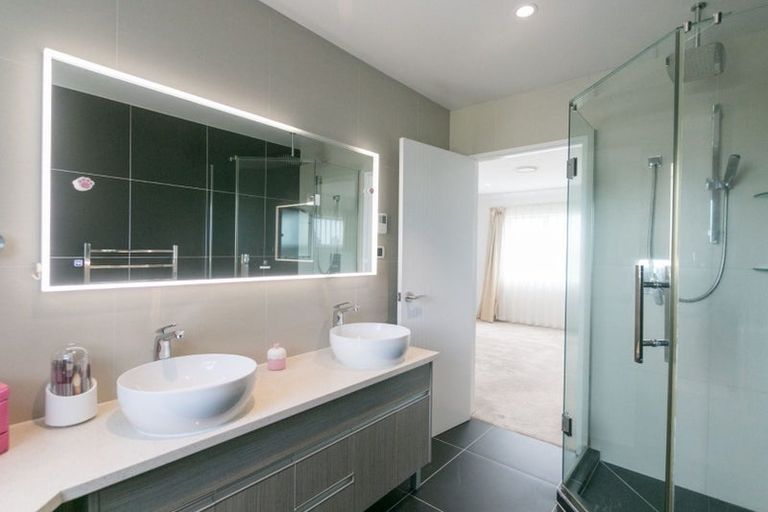 Photo of property in 69 Bordeaux Parade, Te Atatu South, Auckland, 0610
