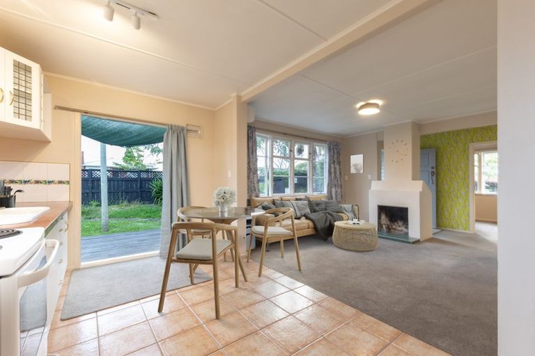Photo of property in 12 Beaubank Road, Kelston, Auckland, 0602