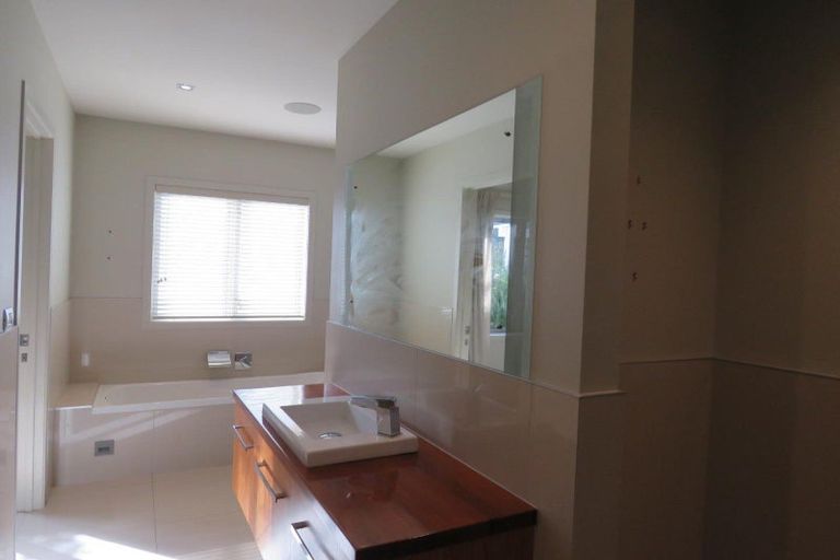 Photo of property in 1 Gleneagles Way, Waiwhakaiho, New Plymouth, 4312