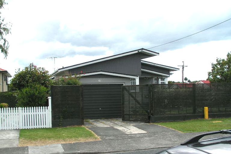 Photo of property in 15 Eversleigh Road, Belmont, Auckland, 0622