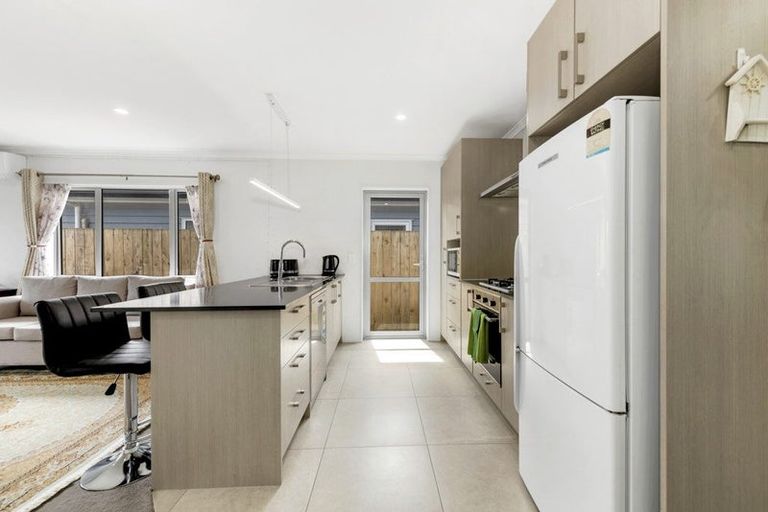 Photo of property in 13 Kapowai Boulevard, Takanini, 2112