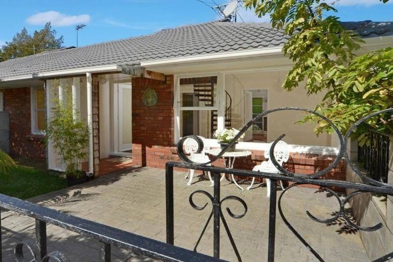 Photo of property in 2/20 Saint Peters Street, Northcote, Auckland, 0627