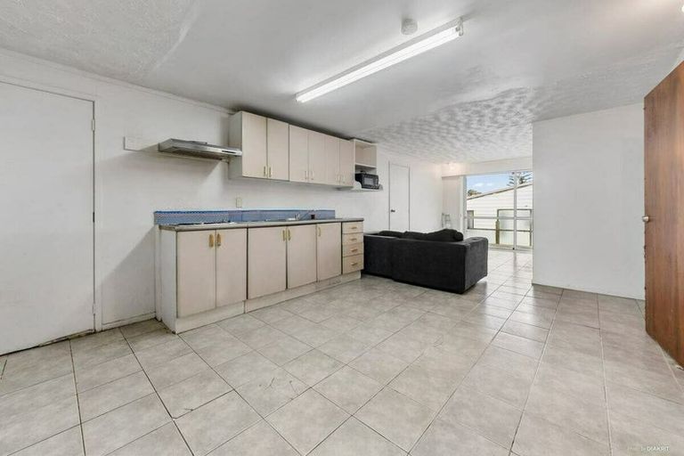 Photo of property in 15 Target Road, Totara Vale, Auckland, 0629