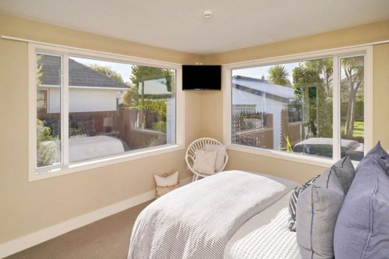 Photo of property in 418 Memorial Avenue, Burnside, Christchurch, 8053
