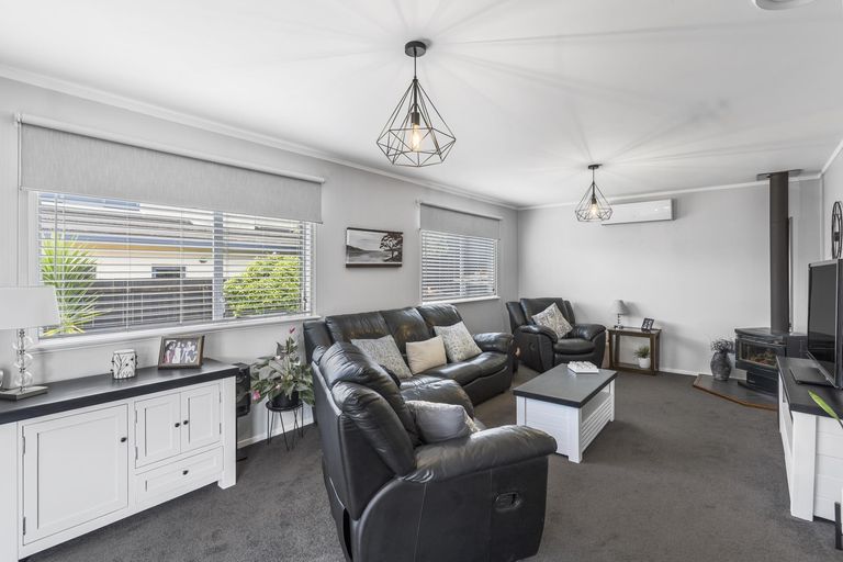 Photo of property in 61 Robbies Road, Shelly Park, Auckland, 2014