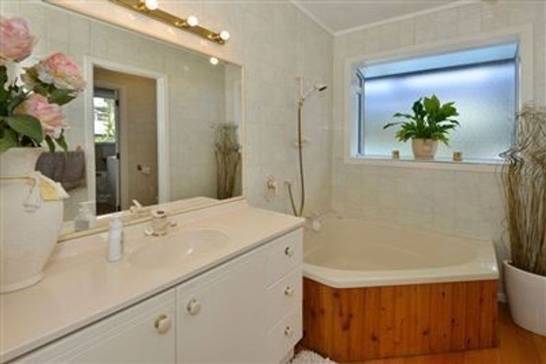 Photo of property in 6 William Souter Street, Forrest Hill, Auckland, 0620