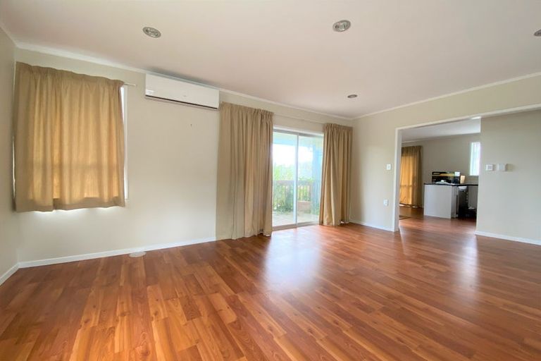 Photo of property in 8 Kerria Place, Sunnynook, Auckland, 0620