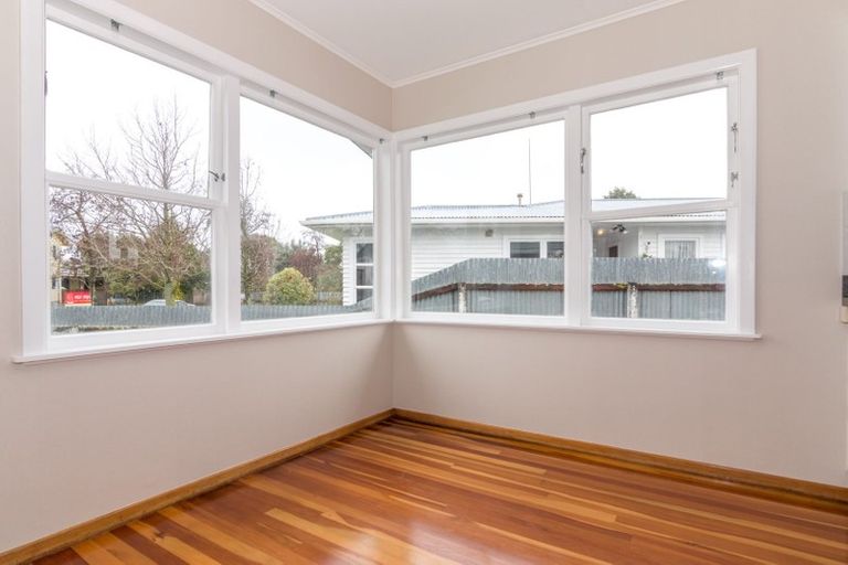 Photo of property in 10 Catlins Crescent, Milson, Palmerston North, 4414