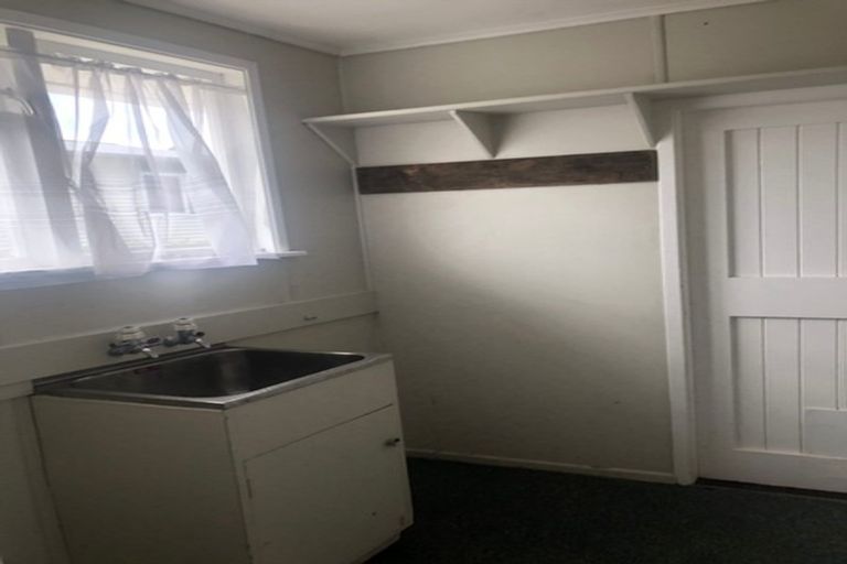 Photo of property in 6 Taipari Road, Te Atatu Peninsula, Auckland, 0610