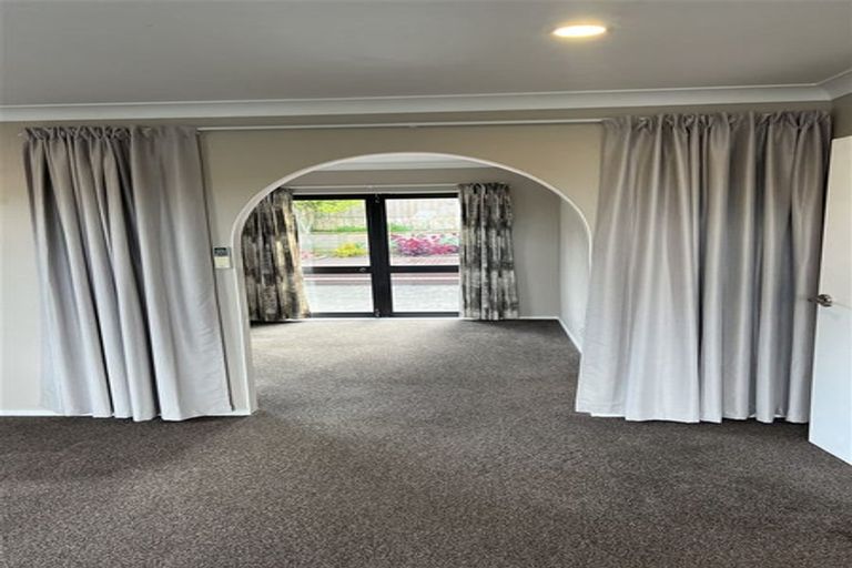 Photo of property in 2/25 Nicholas Road, Somerville, Auckland, 2014