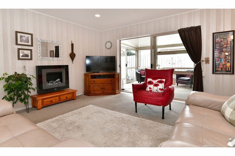 Photo of property in 2/11 Milton Road, Orewa, 0931