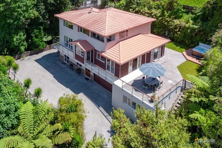 Photo of property in 10 Pomare Road, Tirohanga, Lower Hutt, 5010