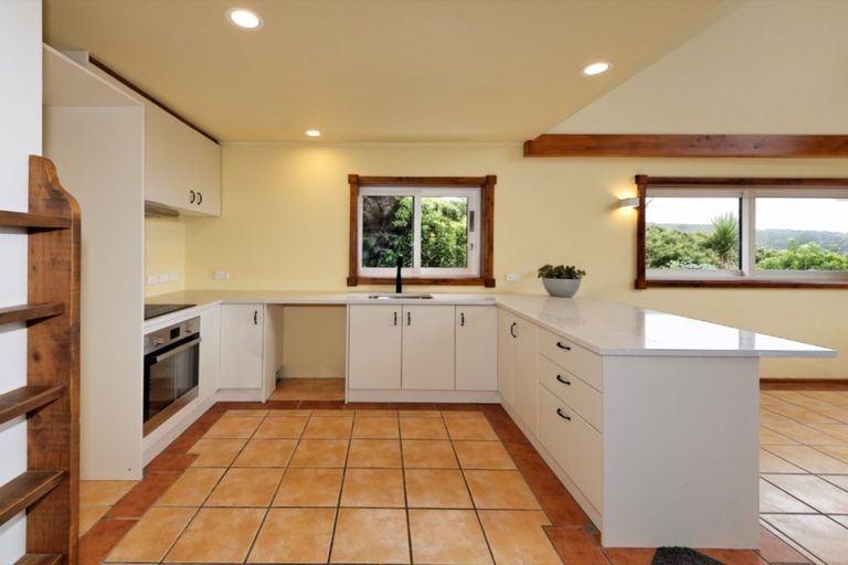 Photo of property in 92 Piha Road, Piha, 0772