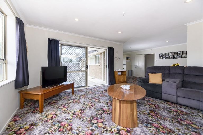 Photo of property in 8 Woodbank Drive, Glen Eden, Auckland, 0602