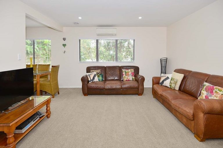 Photo of property in 2/73 Athena Drive, Totara Vale, Auckland, 0629