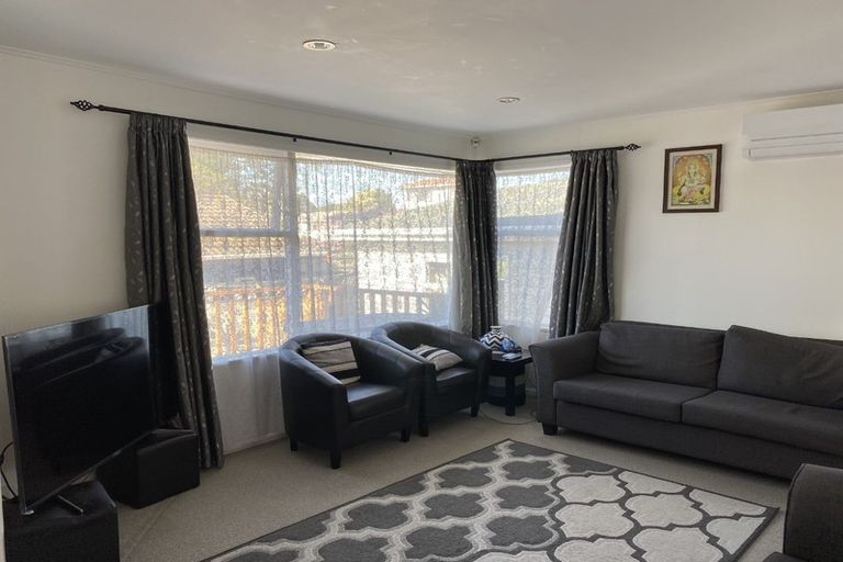 Photo of property in 2/24 Hatherlow Street, Glenfield, Auckland, 0629