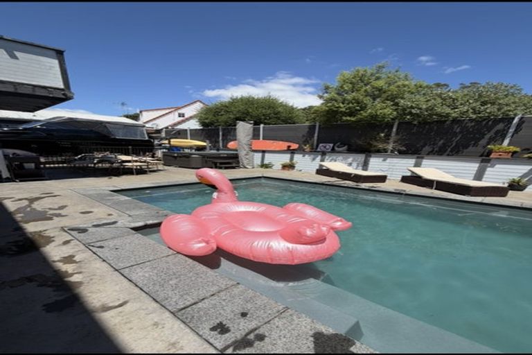 Photo of property in 47 The Esplanade, Eastern Beach, Auckland, 2012