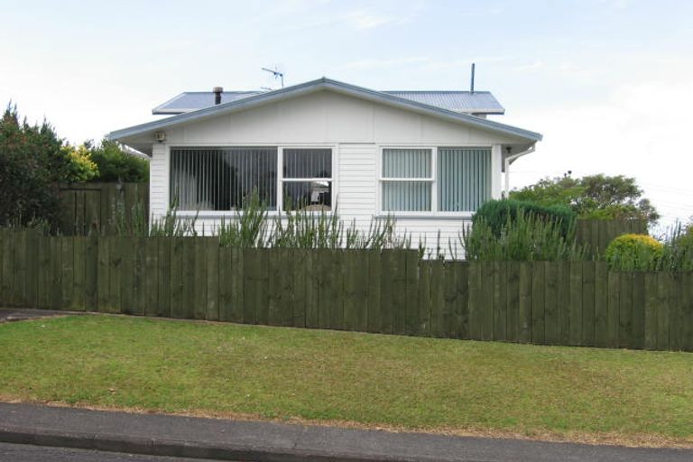 Photo of property in 4 Harmel Road, Glendene, Auckland, 0602