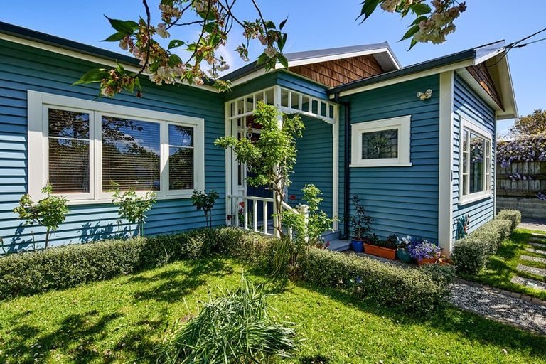 Photo of property in 2 Roxburgh Grove, Petone, Lower Hutt, 5012