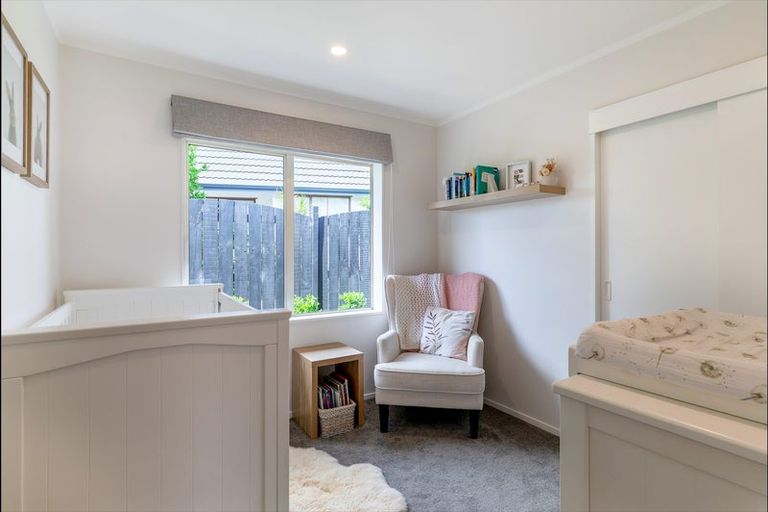 Photo of property in 1a Compass Place, Te Atatu Peninsula, Auckland, 0610