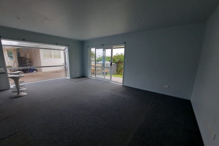 Photo of property in 5 Rickards Place, New Lynn, Auckland, 0600