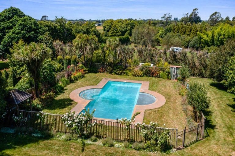 Photo of property in 48 Kairau Road West, Sentry Hill, New Plymouth, 4373