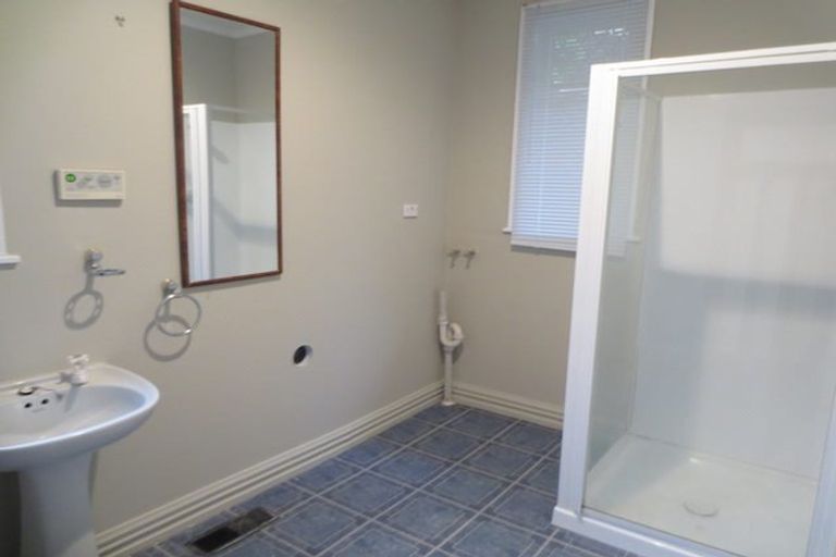 Photo of property in 16 Northland Road, Northland, Wellington, 6012