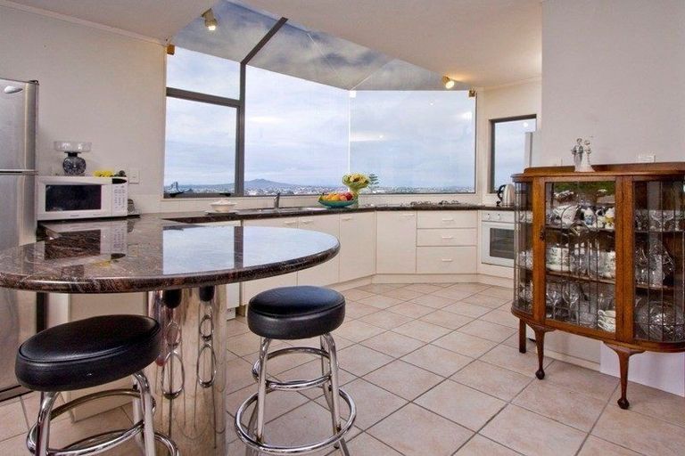 Photo of property in 2/19 Martin Crescent, Northcote, Auckland, 0627