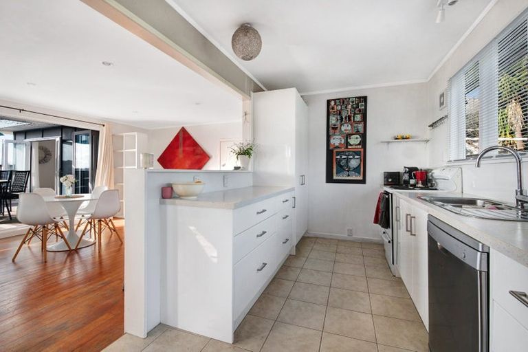 Photo of property in 15 Beach Road, Manly, Whangaparaoa, 0930