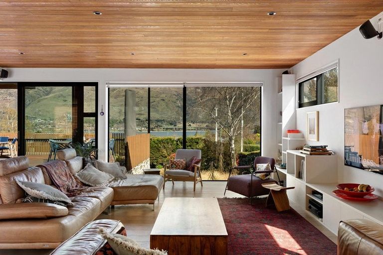 Photo of property in 75 Beacon Point Road, Wanaka, 9305