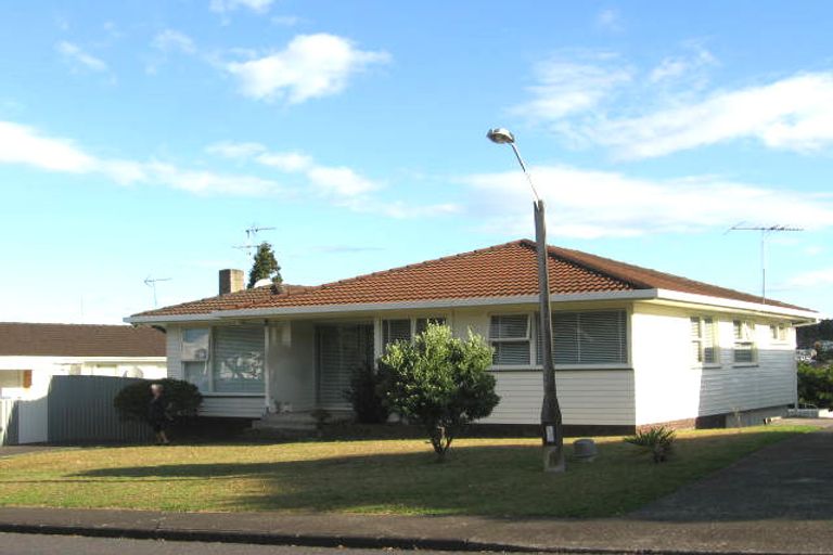 Photo of property in 100 Lantana Road, Green Bay, Auckland, 0604