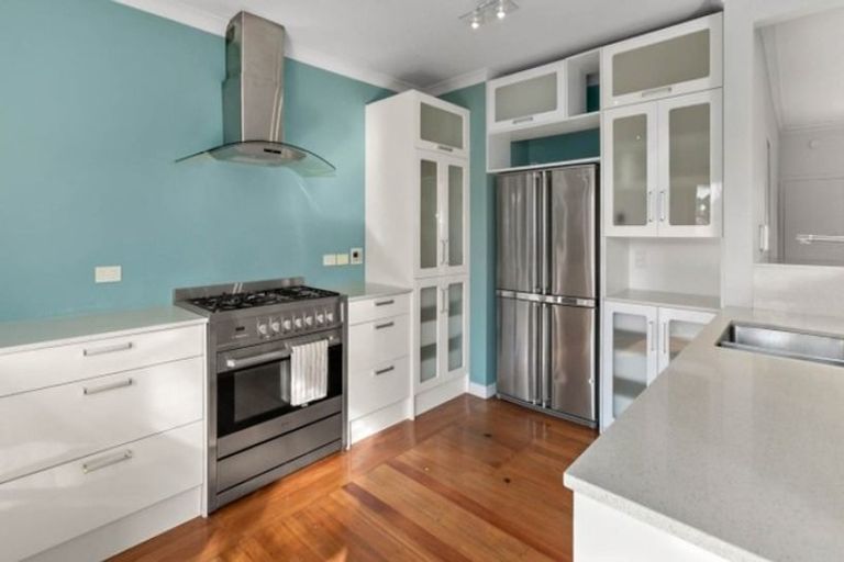 Photo of property in 18 Woodglen Road, Glen Eden, Auckland, 0602