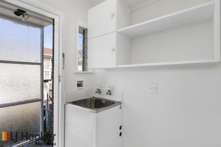 Photo of property in 1/5 Keldale Place, Forrest Hill, Auckland, 0620