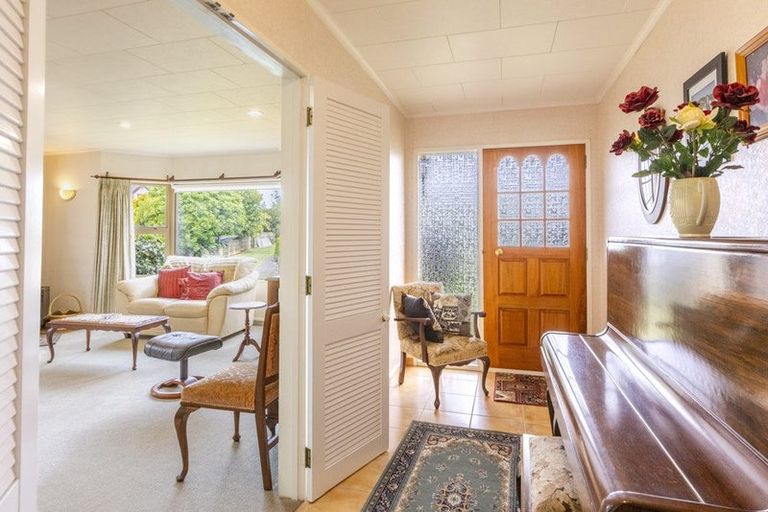 Photo of property in 9 Deakin Place, Clive, 4102