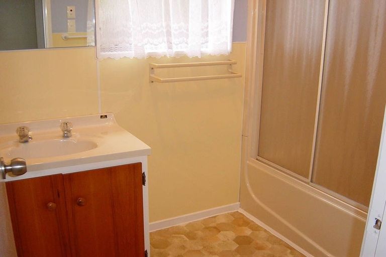 Photo of property in 12 Edwin Freeman Place, Ranui, Auckland, 0612