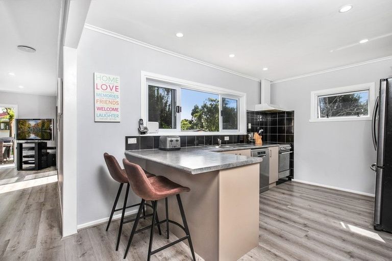 Photo of property in 34 Hallberry Road, Mangere East, Auckland, 2024