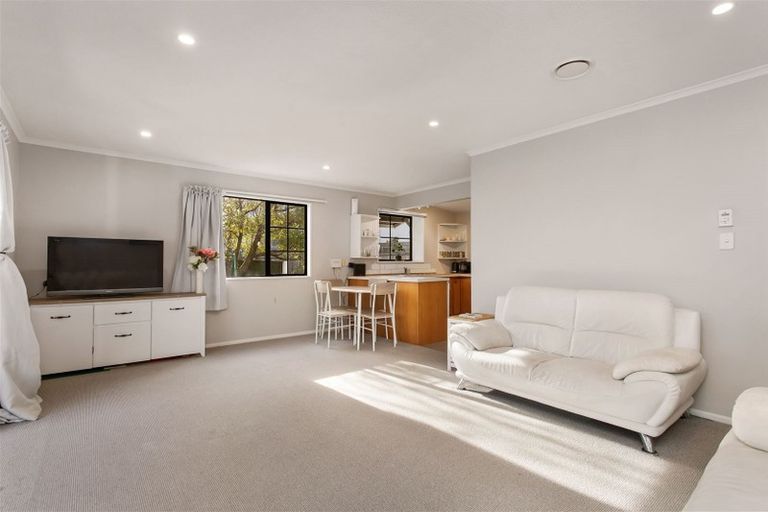 Photo of property in 2/49a Main Road, Redcliffs, Christchurch, 8081