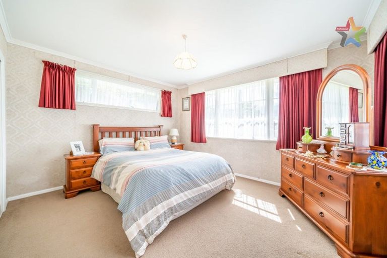 Photo of property in 60 Pokohiwi Road, Normandale, Lower Hutt, 5010