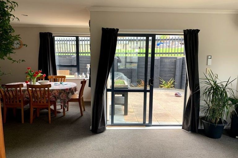 Photo of property in 24 Piper Place, Goodwood Heights, Auckland, 2105