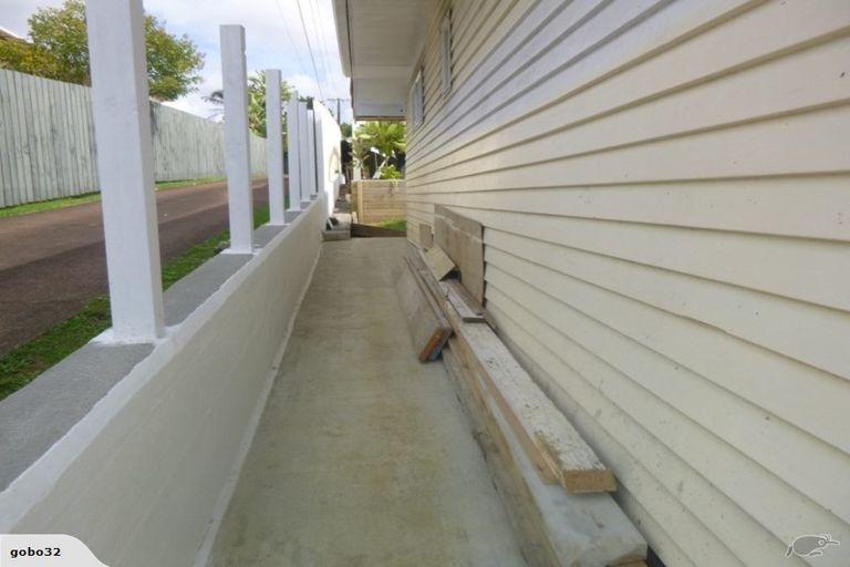 Photo of property in 32 Te Atatu Road, Te Atatu South, Auckland, 0610