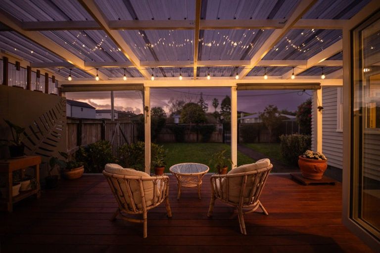 Photo of property in 15 Enderby Drive, Te Atatu Peninsula, Auckland, 0610