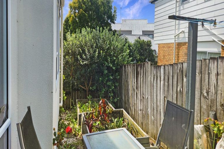 Photo of property in 2/3 Centorian Drive, Windsor Park, Auckland, 0632
