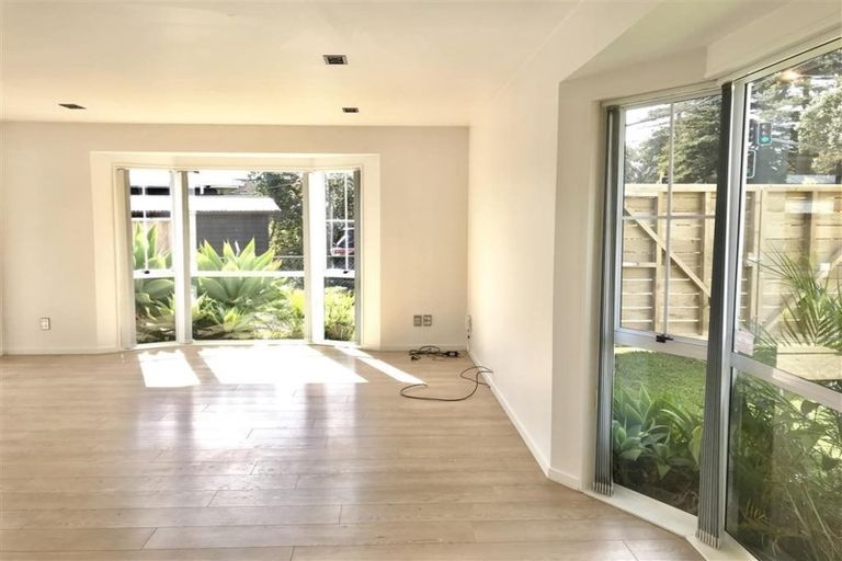 Photo of property in 1/73 Shakespeare Road, Milford, Auckland, 0620