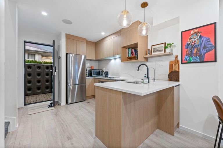 Photo of property in 5/1a Royal View Road, Te Atatu South, Auckland, 0610